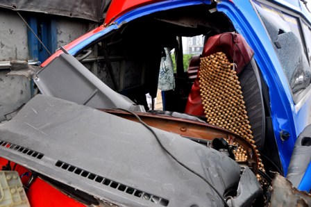 Ô tô khách đâm vào xe tải, một người tử vong